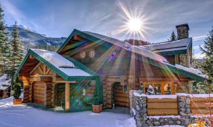 Nordic Estates House | Cozy 4BR chalet w/ski-in/ski-out & hot tub