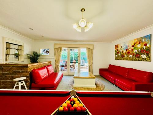 Wantirna South House | Cozy 5BR Home with Pool table and King bed