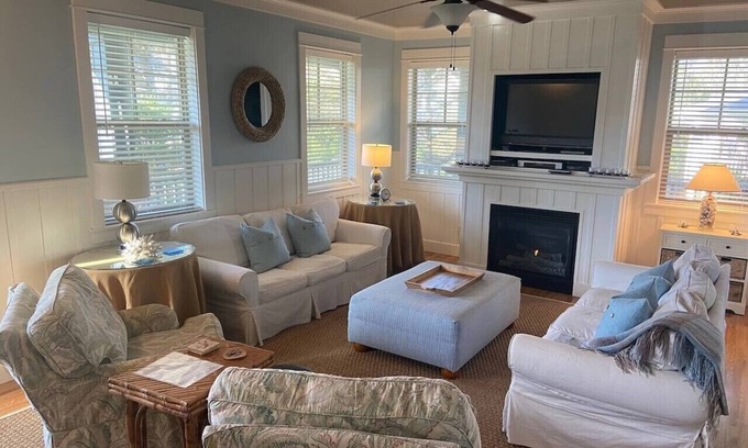 Olivia Beach House | Cozy 5BR Lincoln City Escape | Storm Watching, Fireplace & Porch