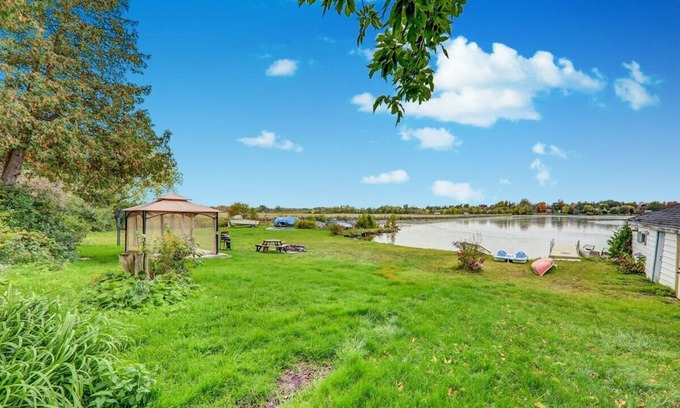 Kirkfield Cottage | cozy 5br waterfront cottage kirfield,hotub