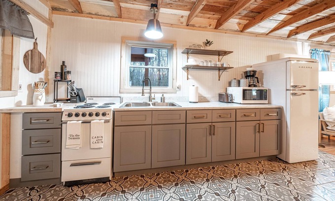 Wellington Cabin | Cozy A-Frame Cabin Retreat w/AMAZING Back Porch- Perfect Relaxation in DBNF/RRG