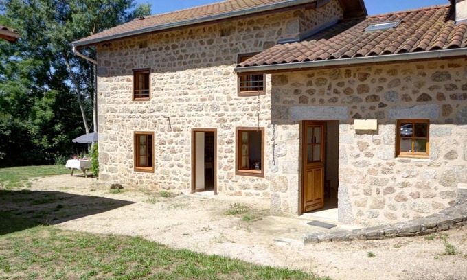 Les Salles Cottage | Cozy accommodation for 4 with garden and pets allowed