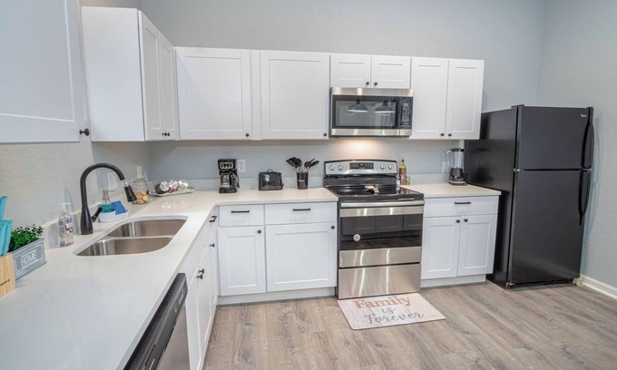 Near East Side House | Cozy and Lovely 2BR 2BA Apt#a Near Lively Downtown