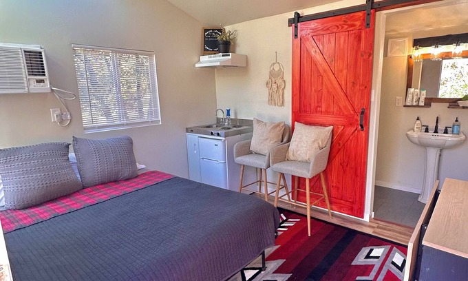 Julian Cottage | Cozy and Quiet Tiny House Cottage with Skylight 2 Minutes from Main Street
