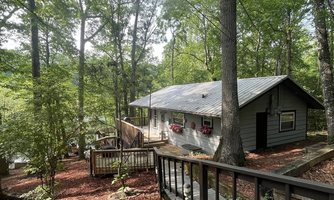 Franklin Cottage | Cozy and Romantic Lake Front Cottage perfect to use for a Get Away or Honeymoon!