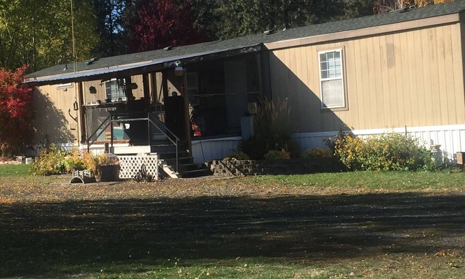 Wellpinit House | Cozy and Rustic Getaway Away From the Hustle and Bustle!