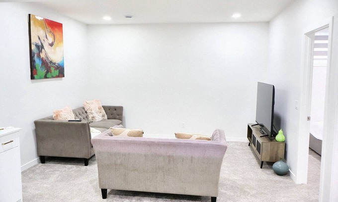 Northwest Calgary Apartment | Cozy and Serene 2BR Apartment-Perfect getaway in Calgary!