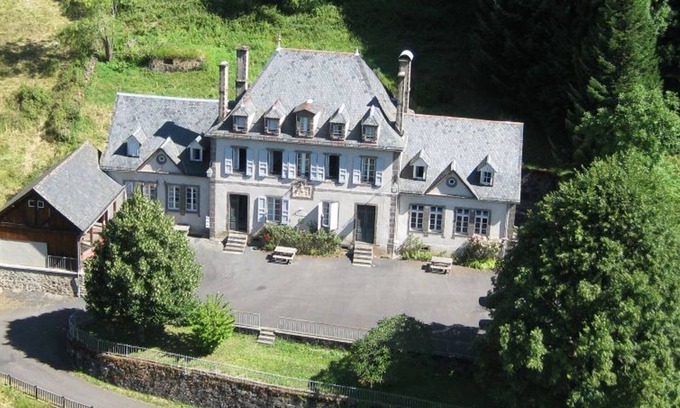 Saint-Vincent-de-Salers Apartment | Cozy Apartment in Saint-Vincent-de-Salers, Near Puy Mary, 2 Bedrooms, Ideal for Hikes & Skiing