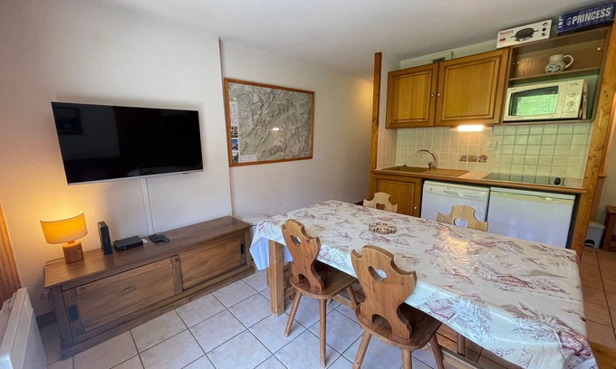 Flumet Apartment | Cozy apartment at the foot of the slopes with balcony, wifi, and parking