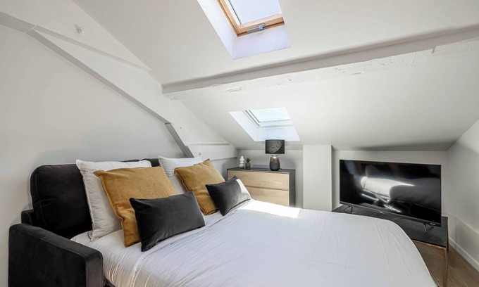 Prado - Republique Apartment | Cozy apartment - Bright skylight - Cannes center