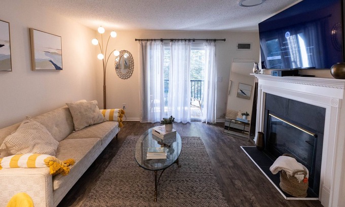 Downtown Apartment | Cozy apartment in the heart of downtown w/ parking 1hr away from nyc
