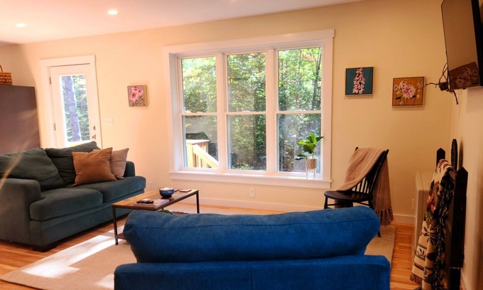 Shawmut Apartment | Cozy Apartment In The Woods