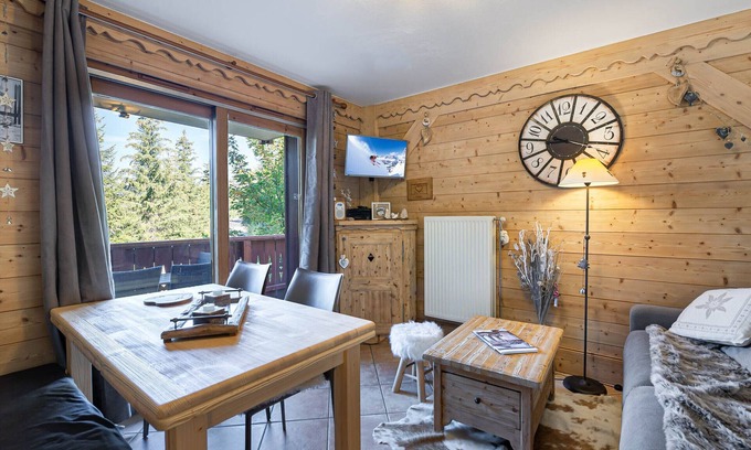Meribel Village Apartment | Cozy Apartment with Sauna, Hammam, and Pool Access, Steps from the Slopes