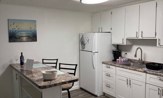 Golden Glades - The Woods Apartment | Cozy Apt min to Mayo, Beaches, Free Wi-Fi, Coffee, Tea & Wine