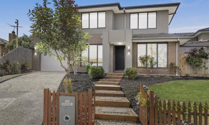 Mount Waverley House | Cozy & Art Retreat @ Mt Waverley