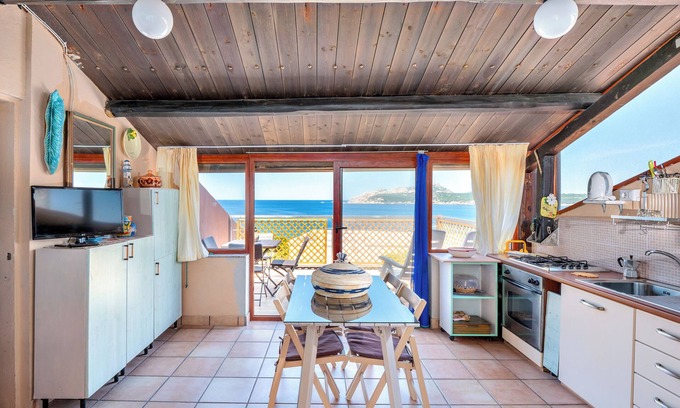 Santa Reparata House | Cozy Attic Apartment "Sul Mare a Santa Teresa" with Wi-Fi, Sea View, Terrace