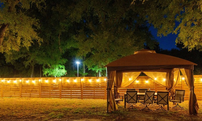 Rosewood House | Cozy Austin Escape – King + 3 Queens Family/Group