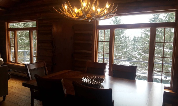 Ellicottville Cabin | Cozy authentic log cabin home minutes from Holimont/Holiday Valley.