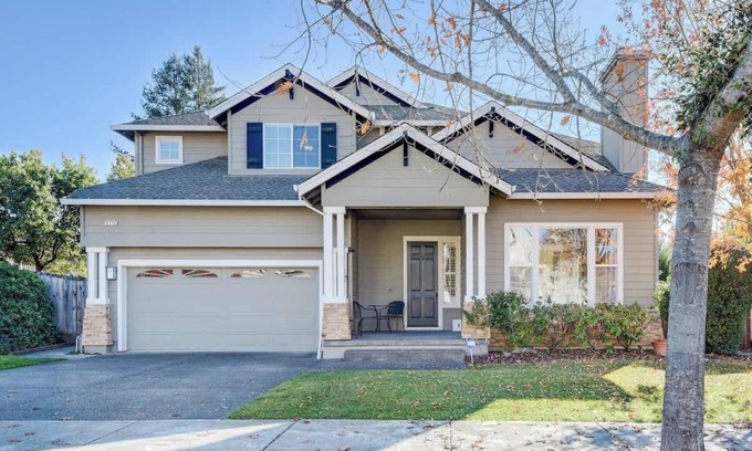 Skyhawk Commmunity House | Cozy Autumn Escape – Yard, Games & Hill Views