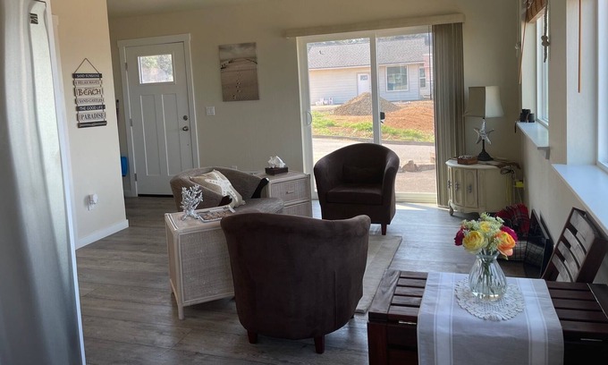 Gold Beach Cottage | Cozy Barnacle Bungalow