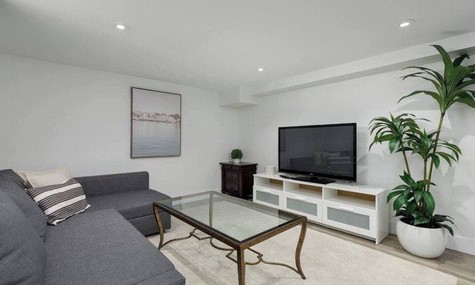 Dunbar House | Cozy Basement suite Near UBC, Kits, and DT