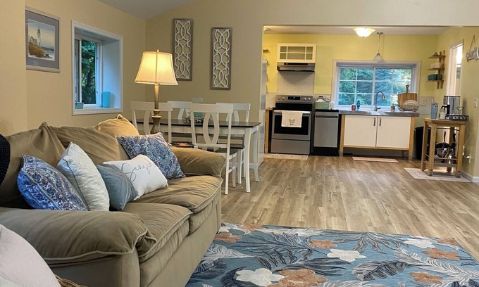 South Haven Cottage | Cozy beach cottage 8 mins from South Haven - Fire Pit, Bike Trail, Starry Nights