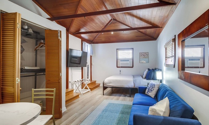 Ocean Beach Apartment | Cozy Beach Studio – Sleeps 2, Walk to Ocean
