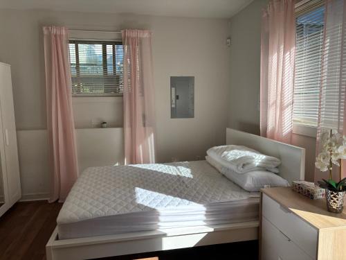 Hollyburn House | Cozy Bedroom Near Beach, Stanley Park, Cypress Mountain, Downtown Vancouver