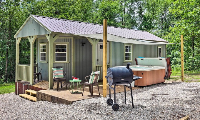 Bismarck Apartment | Cozy Bismarck Studio Cabin w/ Private Hot Tub