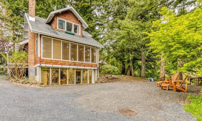 Stevenson Apartment | Cozy Blueberry Cottage Studio king bed, kitchenette, nNo Cleaning Fee!