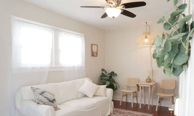 Fairfax House | Cozy Boho Bungalo w. Full Bath & King Bed