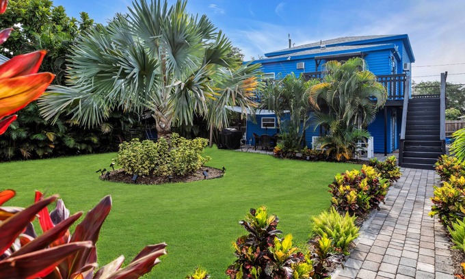 Mango Groves Condo | Cozy & Bright Condo w/Balcony/Deck Steps2Downtown
