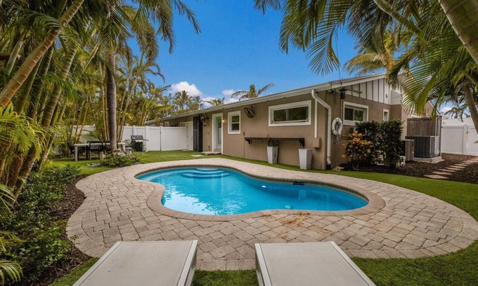 Holmes Beach House | Cozy Cabana East – AMI w/Heated Pool, Pets & Walk To The Beach