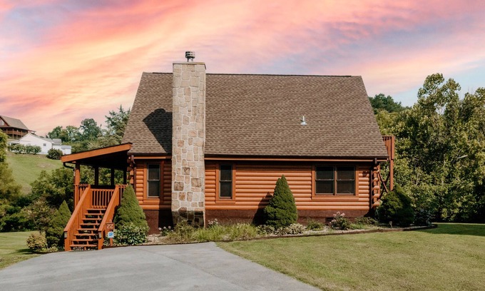 Sevierville House | Cozy Cabin by Creek: 3BR/2BA, Playground, Near Dollywood!