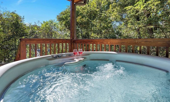 Skyland Cabin | Cozy Cabin Close to Town, Hot Tub, Fire Place, WiFi, Close to Town, Pets Ok!