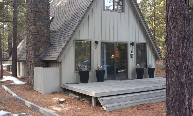 Sunriver Cabin | Cozy Cabin For 6, Hot Tub, Fireplace, SHARC passes, Free Wifi, Bbq, Bikes, Pets