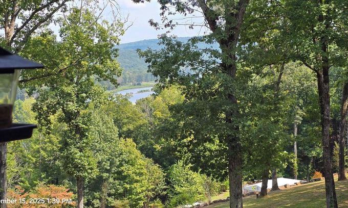 Clinton House | Cozy Cabin Greers Ferry Lake View