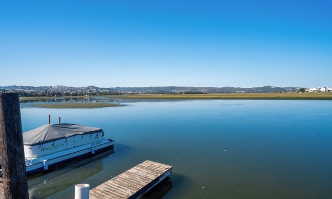 Old Place Cabin | Cozy cabin in beautiful Knysna South Africa by the lagoon with WiFi, heated pool