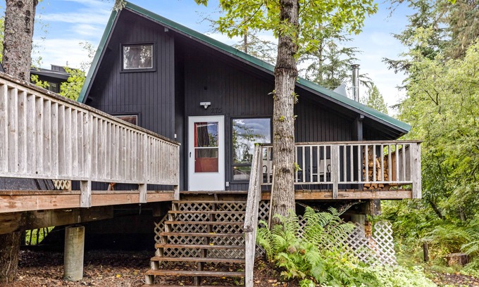 Alyeska Cabin | Cozy Cabin in Central Girdwood W/Wood Stove, Washer/Dryer, & Free WiFi