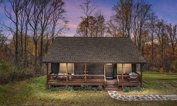 Front Royal Cabin | Cozy Cabin in the Clouds . Hot Tub, Wineries, Skyline