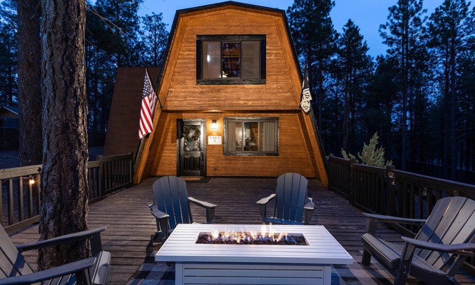 Williams Cabin | Cozy Cabin in the forest! One hour drive to the Grand Canyon South Entrance!