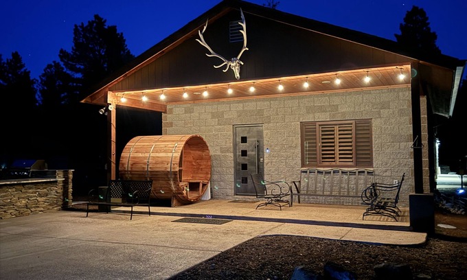 Williams House | Cozy Cabin in the Pines! Close to the Polar Express, Grand Canyon, & Bearizona