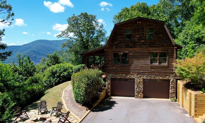 Black Mountain Cabin | Cozy Cabin, Mountain Views/Hot Tub & Game Room + Near Asheville