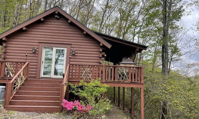 Tuckasegee Cabin | Cozy Cabin Nested in the Beautiful Blue ridge Mountains!