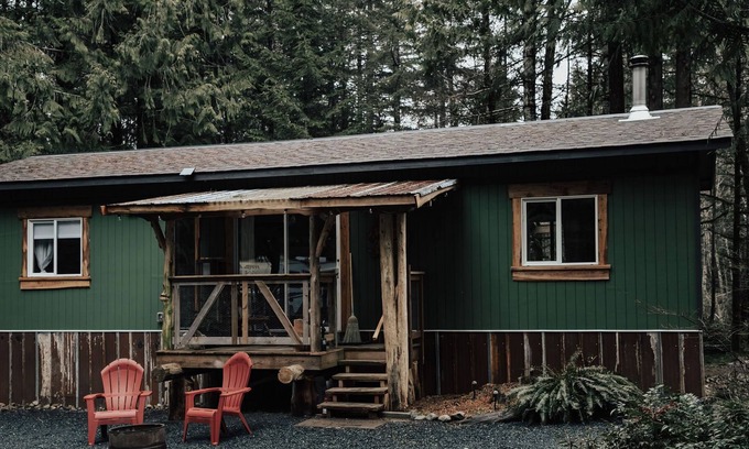 Lake Cowichan Cottage | Cozy Cabin Nestled in the Woods