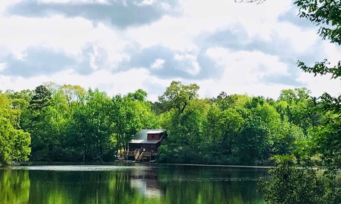 Grapeland Cabin | Cozy Cabin on a private lake.