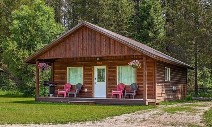 Coram Cabin | Cozy cabin only 7 miles from Glacier National Park