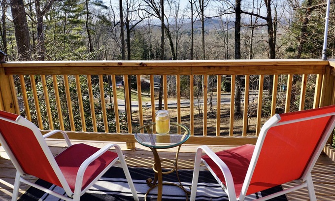 Royal Pines Cabin | COZY CABIN OUTSIDE OF ASHEVILLE. MOUNTAIN VIEW/ PET FRIENDLY/ WIFI AVAILABLE