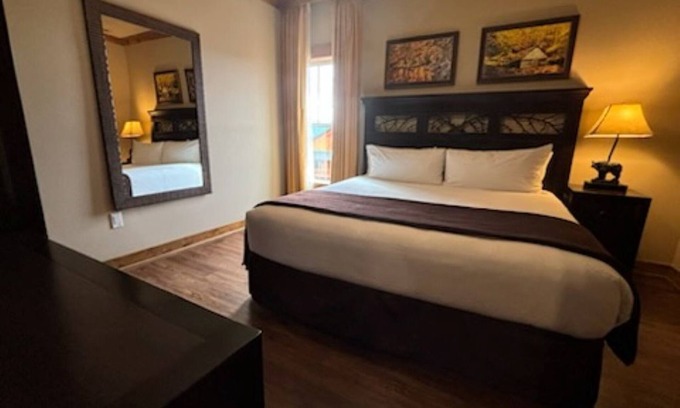 Gatlinburg - Pigeon Forge Resort | Cozy cabin resort in beautiful Gatlinburg TN with majestic mountain top view.