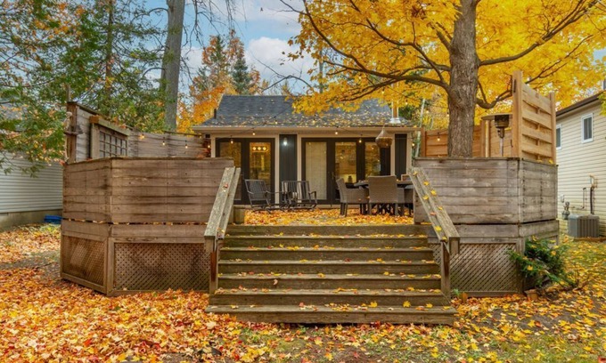 Innisfil Cabin | Cozy Cabin Retreat * HotTub * FirePit * 100" Projector